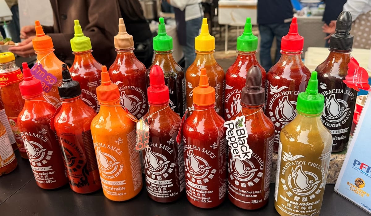 El viaje de la salsa Sriracha: orígenes, receta y la verdadera salsa original