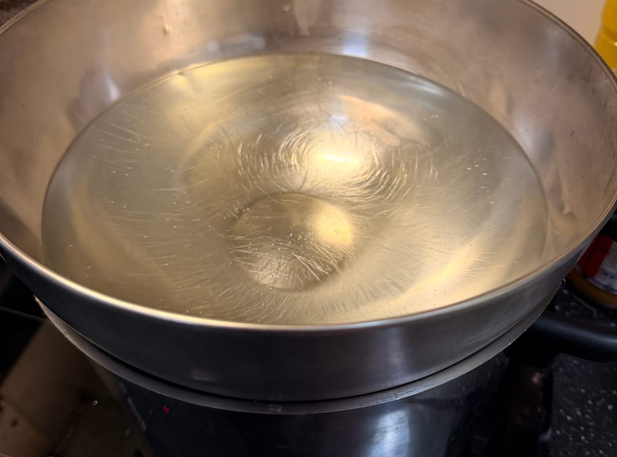 El curioso truco del cuenco de agua: el secreto tailandés para curries jugosos